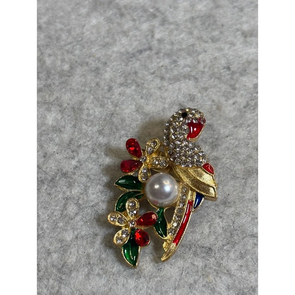 #78. Good-tone Parrot Brooch